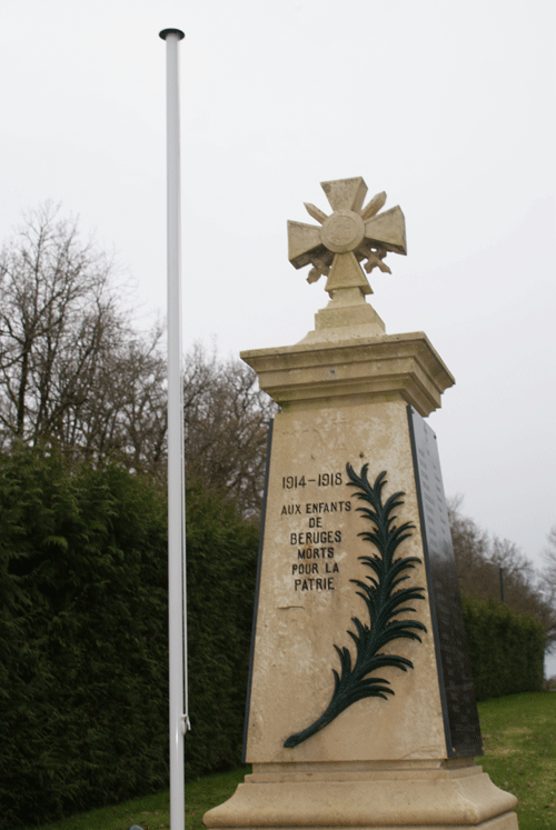 Monument aux morts de Béruges - Photo Michel Cacault - collection privée