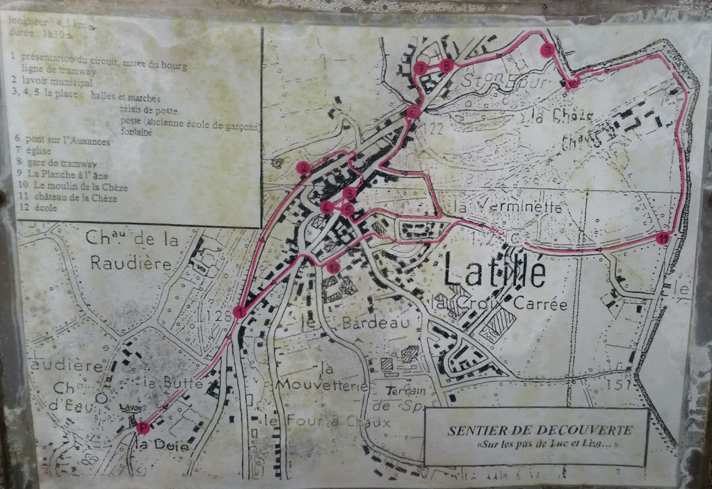 Photo d'une carte balisant un itinéraire de promenade à Latillé, projet scolaire de l'école communale il y a quelques années
