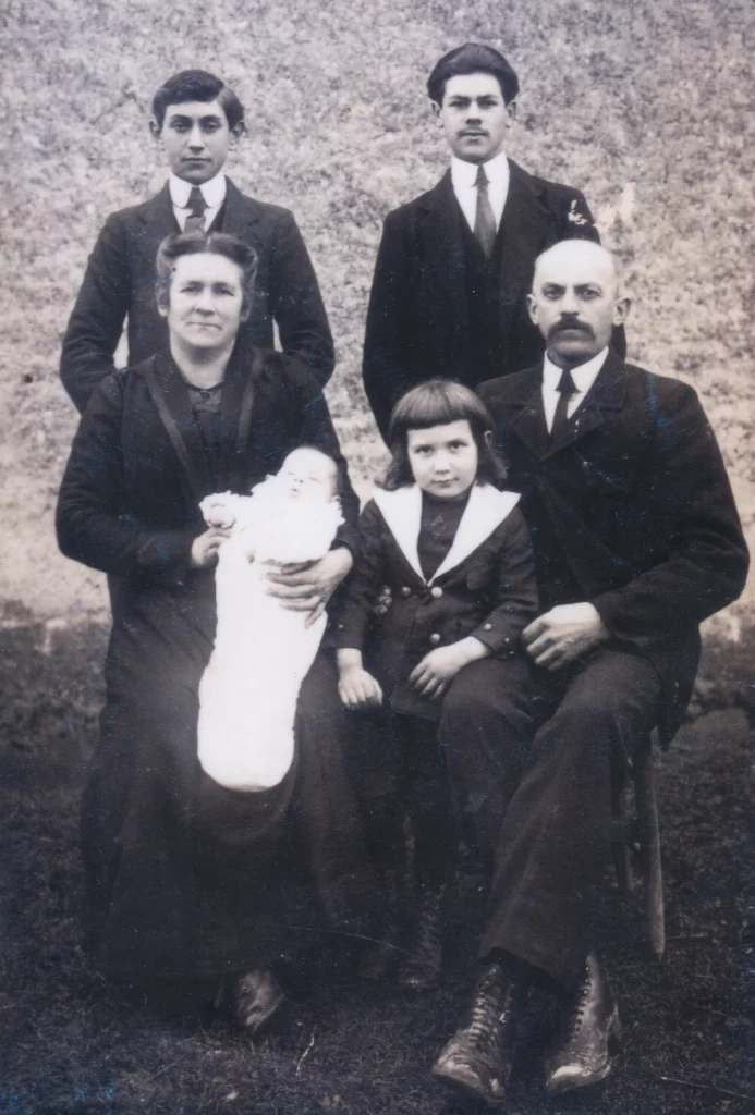 Photo de famille de François Reau, Clémentine Pelletier et leurs quatre enfants, Achille, Arsène, Clodomir et Régine, fin septembre ou debut octobre 1921